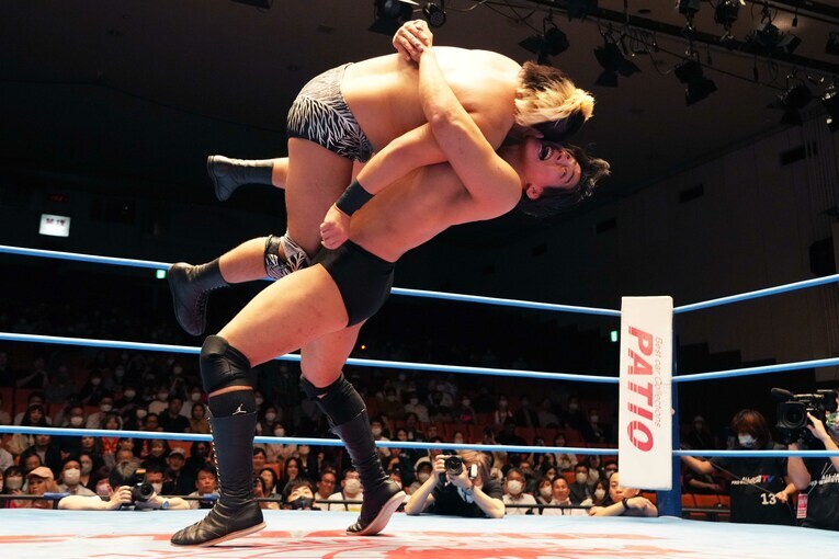 フロント・スープレックスで本田竜輝を投げる安齊勇馬