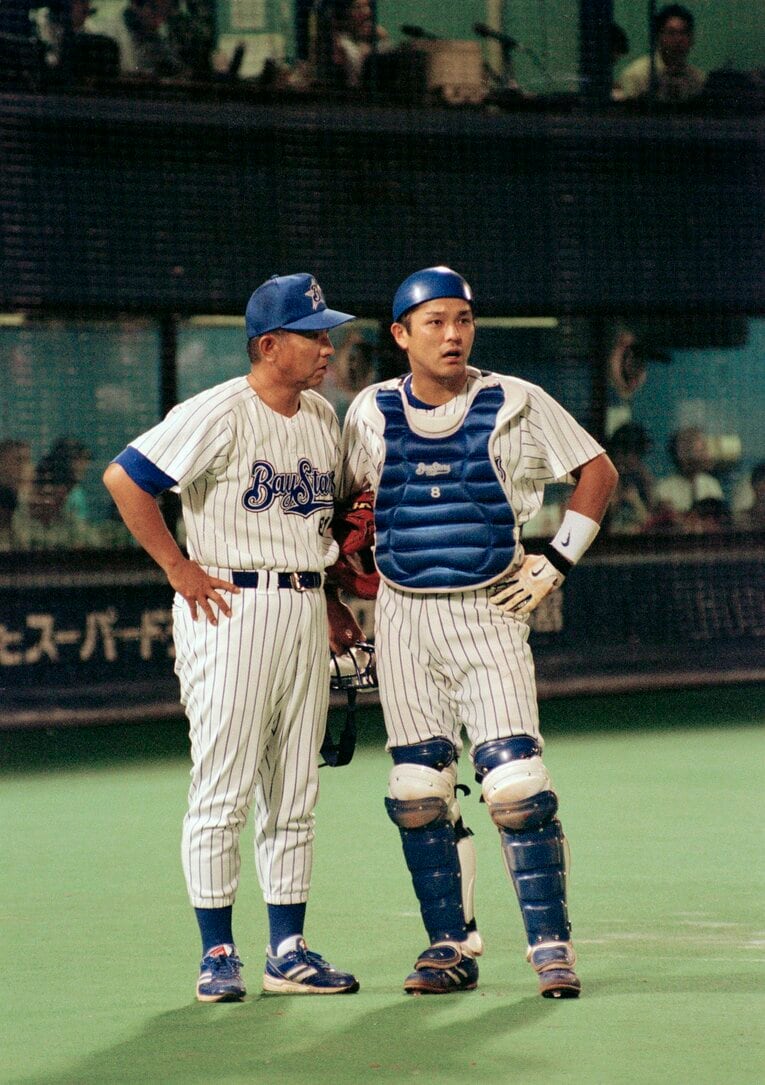 こちらは横浜監督時代の大矢明彦（左）。谷繁元信捕手（当時）に指示を出す　©JIJI PRESS
