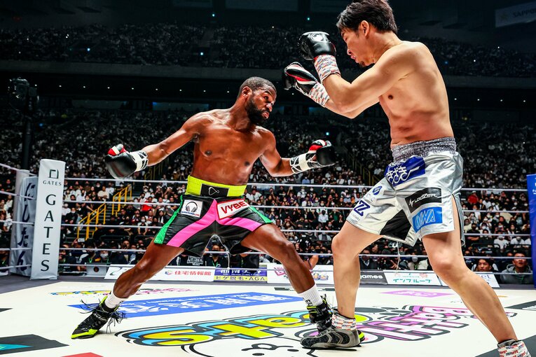 2R、鋭い右ボディを朝倉にたたき込むメイウェザー　©RIZIN FF Susumu Nagao