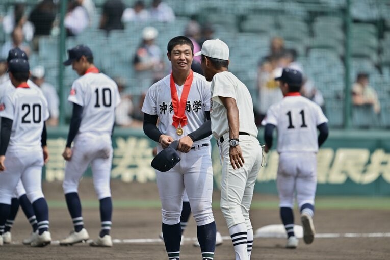 【決勝戦の現地カット】試合後、日大三の監督が沖縄尚学エース・末吉に近寄って…　©Hideki Sugiyama