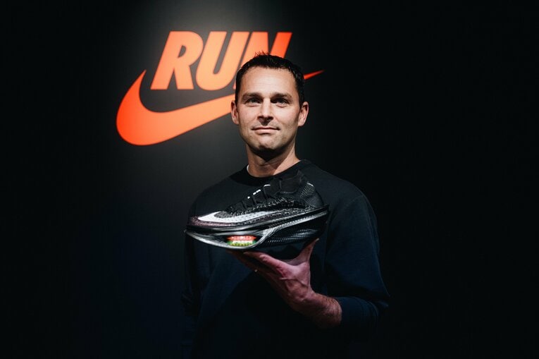 APEXを持つブレット氏　©NIKE