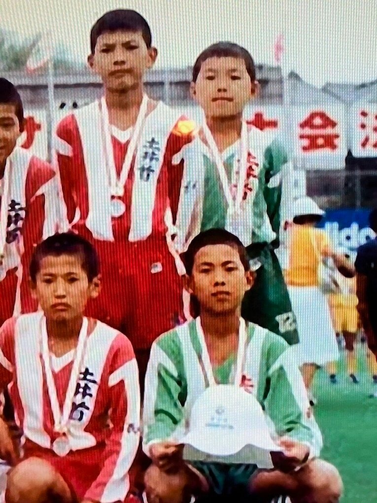 小学校時代。森保は前列右。地元のサッカー少年団（土井首）で全国大会にも出場。当時はGKだった