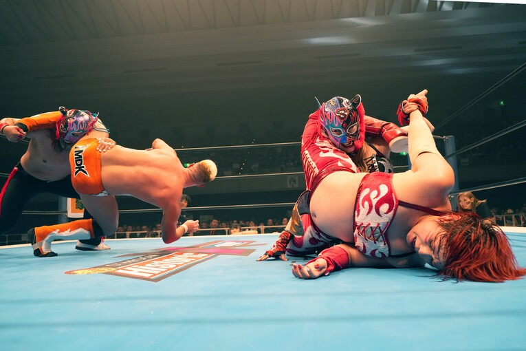 スターライト・キッドとエル・デスペラードの息の合った関節技　©Essei Hara