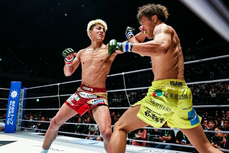 金原は玉砕覚悟で鈴木との打ち合いに臨んだ　©RIZIN FF Susumu Nagao