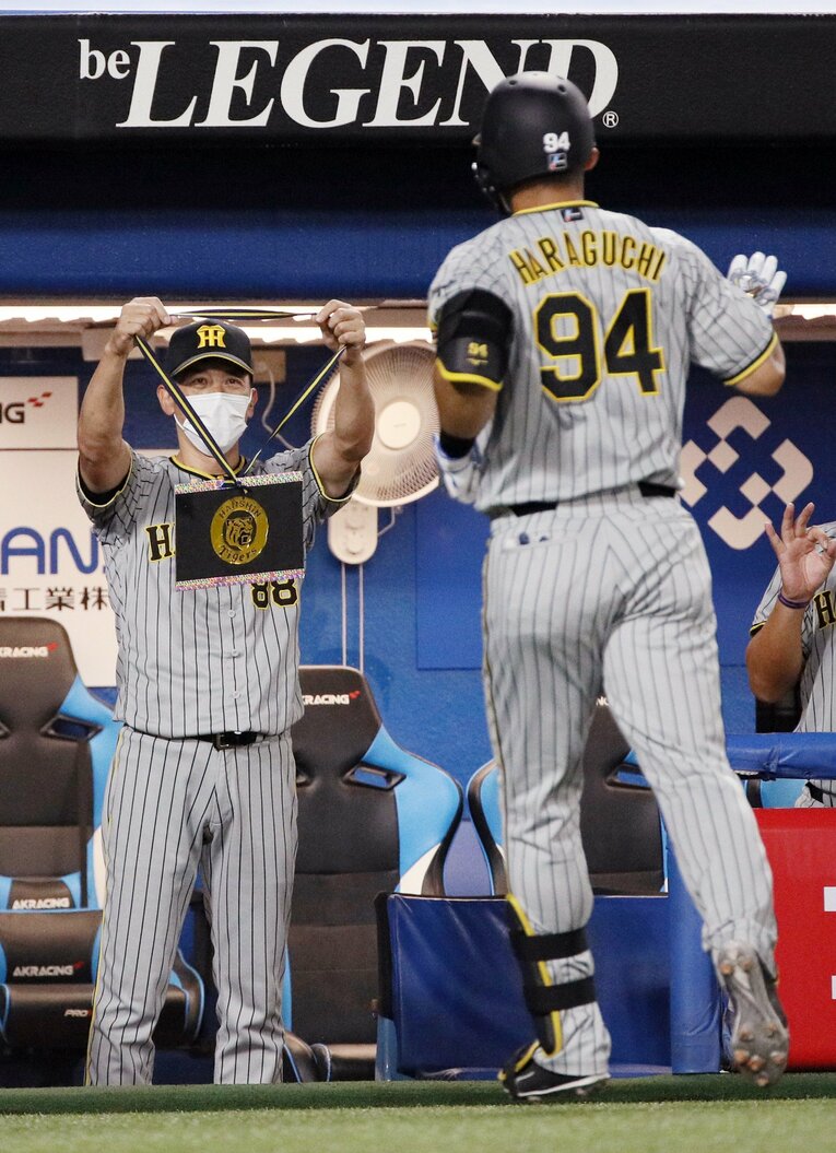 矢野監督からの金メダル授与　©JIJI PRESS