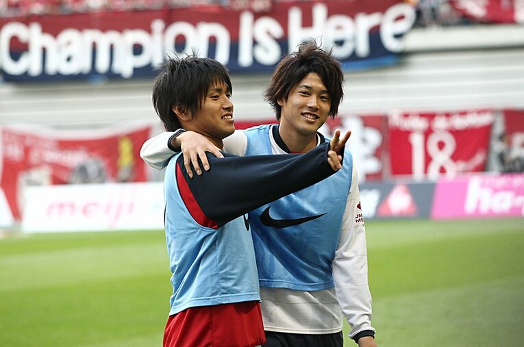 内田は2006年に、遠藤は2007年に加入。紅白戦ではマッチアップする機会も多かった。 ／ photograph by AFLO