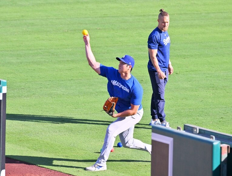 “いつもの左中間”で壁当てする大谷　©JIJI PRESS