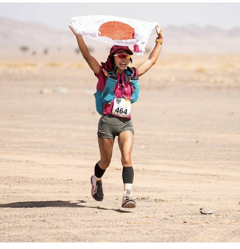 サハラマラソンを走る尾藤さん（本人提供）