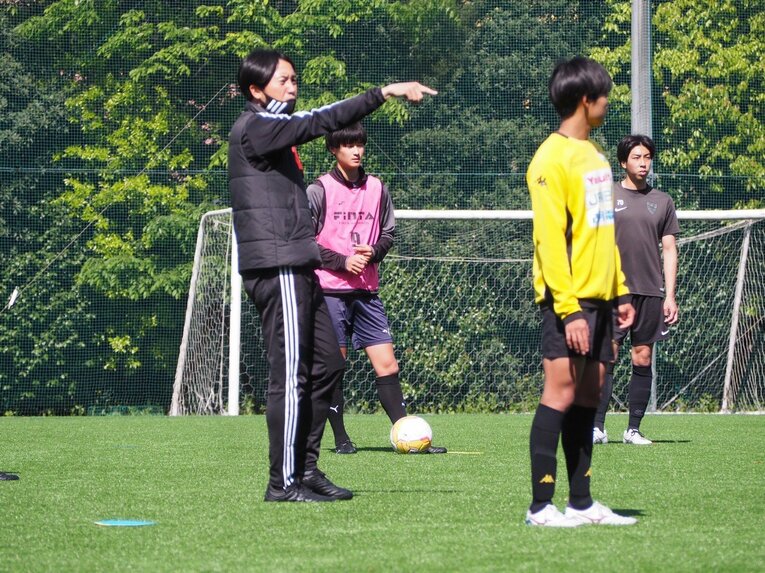 専修大学で学生たちを指導する西ヶ谷隆之（写真提供：専修大学サッカー部）