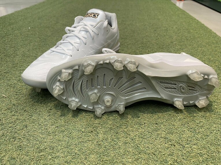 アシックスの次世代スパイク。樹脂製のポイントがついていて「足の裏がものすごい楽」