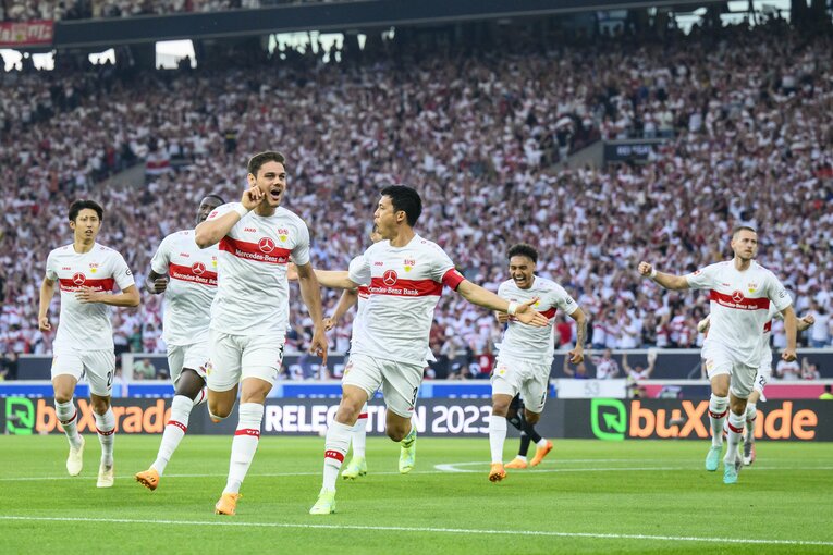 25歳のマヴロパノスのゴールを祝福する遠藤。後ろには「若い選手」のひとり、伊藤洋輝の姿も（一番左）　©dpa=JIJI PRESS