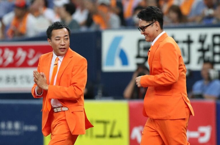 2019年7月23日、京セラドーム大阪で行われた巨人対ヤクルトにゲストとして登場し、漫才を披露したナイツ。ボケの塙宣之（左）は4年連続でM-1グランプリ審査員を担当する ／ photograph by JIJI PRESS