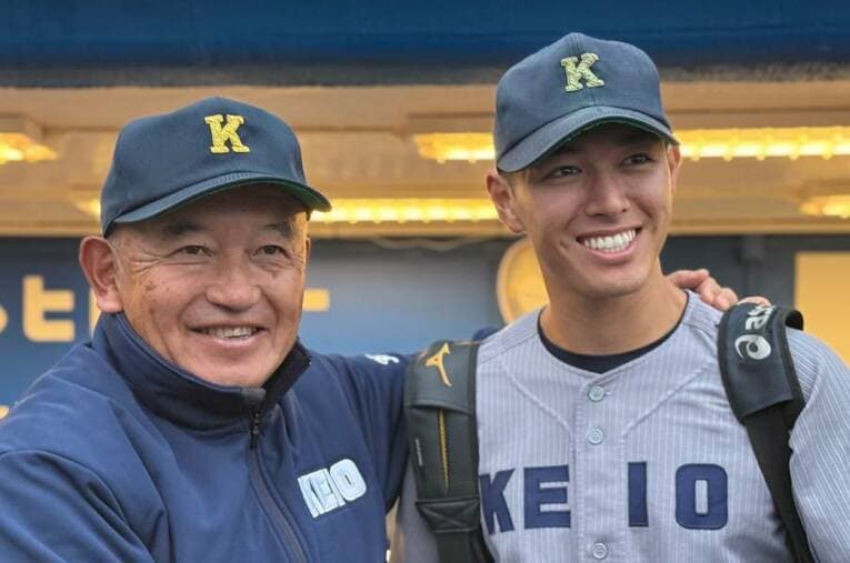 結果として清原正吾の“引退試合”となった慶早戦。その試合後に写真を撮る堀井哲也監督と正吾 ／ photograph by Yuji Yanagawa