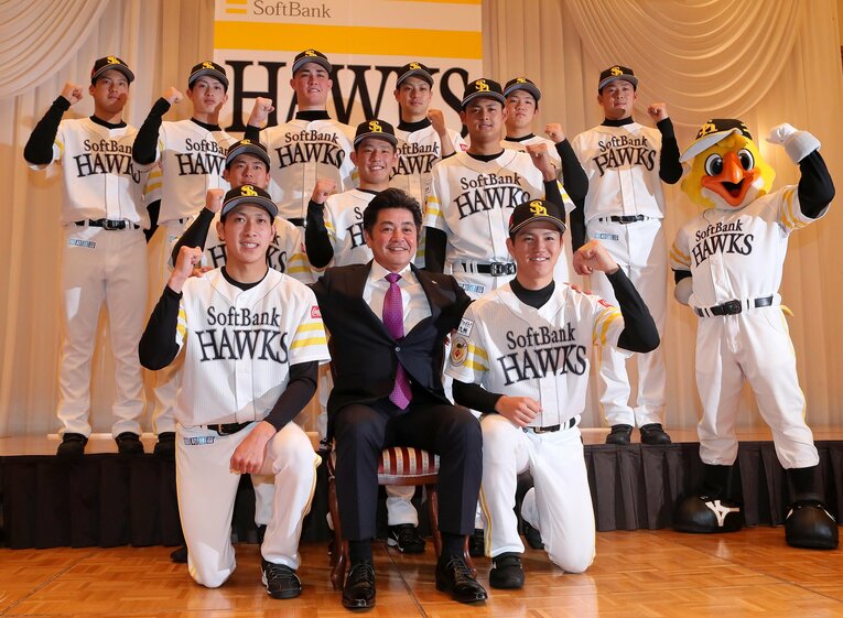 2017年ドラフト会議で、沖縄尚学から育成3位指名を受けた砂川リチャード（後段左から3番め）。育成同期に周東佑京（後段左から2番め）がいる ©Sankei Shimbun