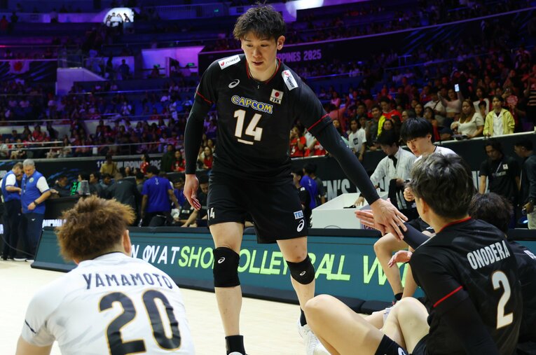 バレーボール世界選手権で黒星スタートとなった男子日本代表。試合後、キャプテン石川祐希は仲間たちに言葉をかけて労った ／ photograph by YUTAKA/AFLO SPORT