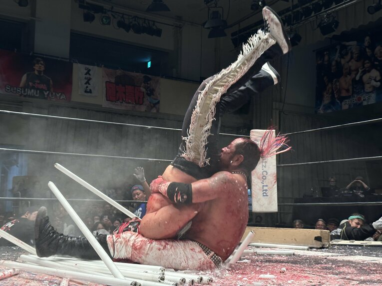 スワイプすると「エル・デスペラードvs葛西純」など激闘写真をご覧になれます　©Norihiro Hashimoto