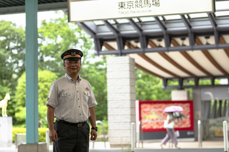 京王電鉄京王中央管区の管区長で府中競馬正門前駅の駅長、小宮山一成さん　©Masashi Soiri