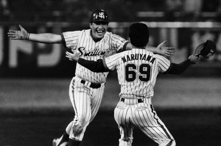 1978年9月20日の中日戦、星野仙一から逆転サヨナラ3ランを放ち、喜びを爆発させるヤクルトの杉浦享 ／ photograph by Sankei Shimbun