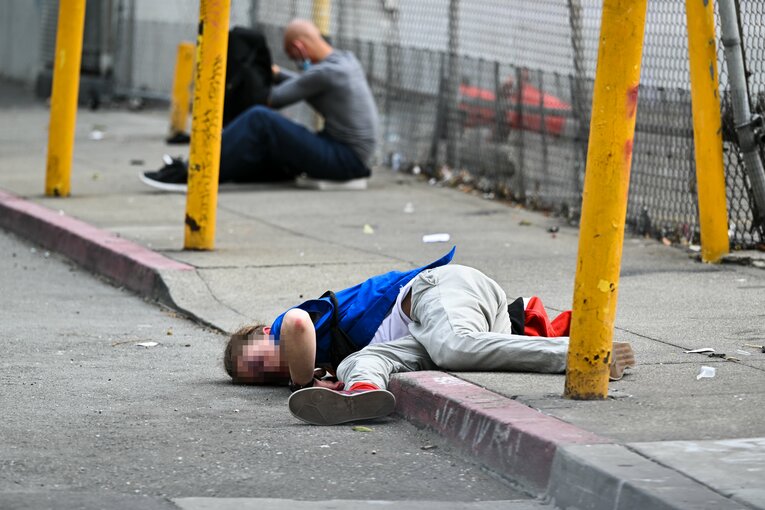 【FA有力地／サンフランシスコ】地面に座り込む、あるいは横たわる人も少なくない　©Getty Images