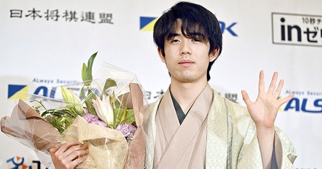 藤井聡太竜王「12敗」の研究(昨年度も驚きの勝率0.813)…では“4強”相手の勝率は? そもそも四段昇段の平均年齢が22歳なのに…
