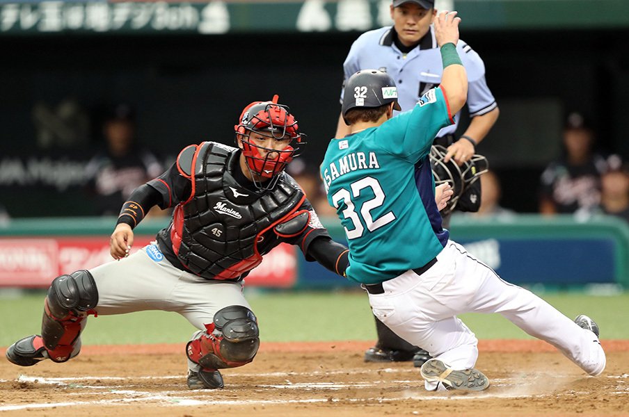 伊東、里崎も獲得していない月間MVP。ロッテ田村、4年目の急成長の秘密。<Number Web> photograph by NIKKAN SPORTS
