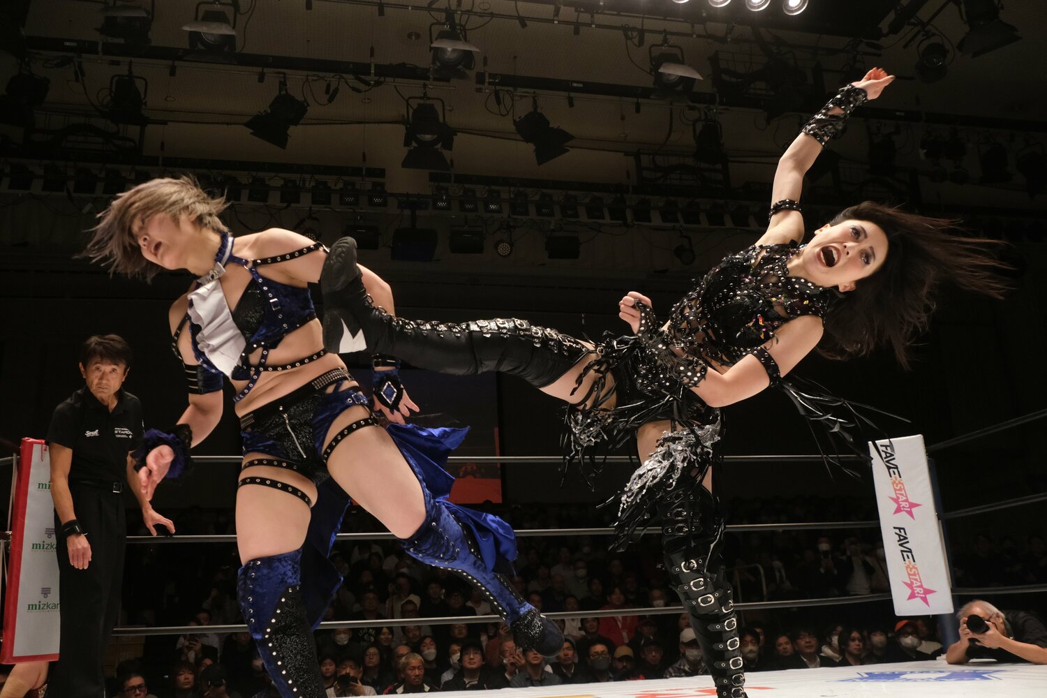 前哨戦で安納の顔面を蹴り飛ばす上谷