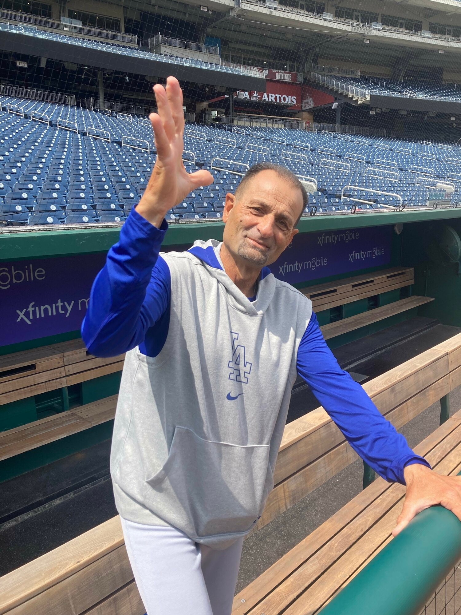 独占取材に応じたドジャース三塁コーチ、ディノ・エベルさん（58歳）。2018年、大谷がエンゼルス1年目のときも三塁コーチを務めていた