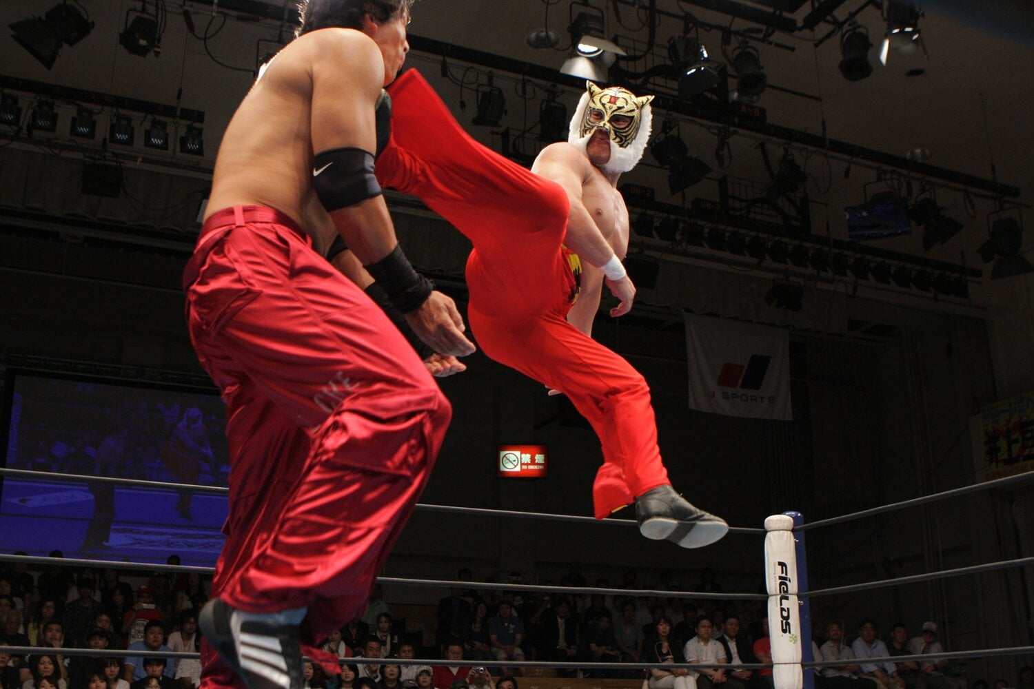 新日本プロレスに移籍し活躍した4代目タイガーマスク ©AFLO
