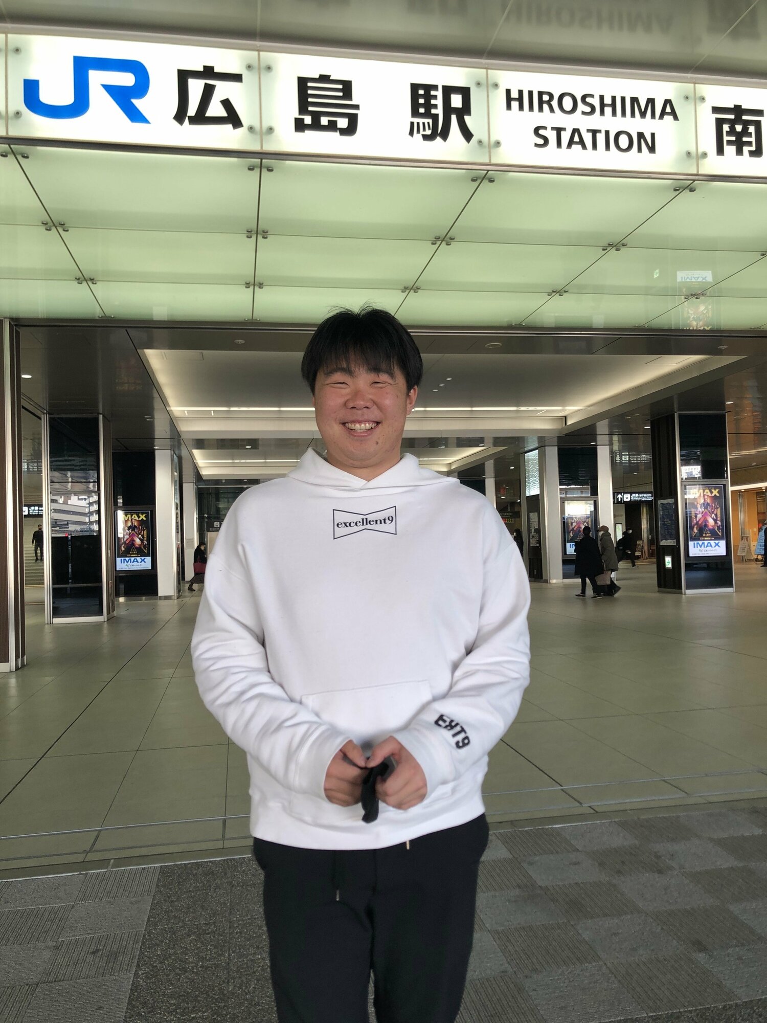 新たな人生に向け、広島を後にした高橋。27歳の笑顔に未練は感じられなかった　©Jun Maehara