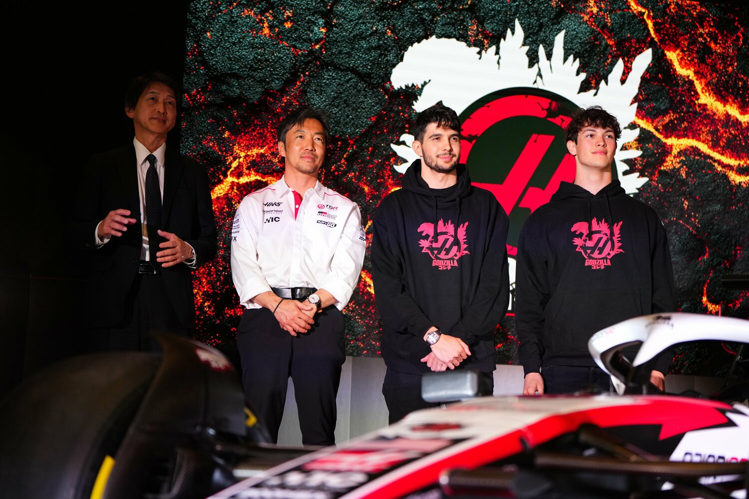 日本GPにはゴジラコラボで臨む。右からベアマン、オコン、小松氏 ©Haas F1 Team
