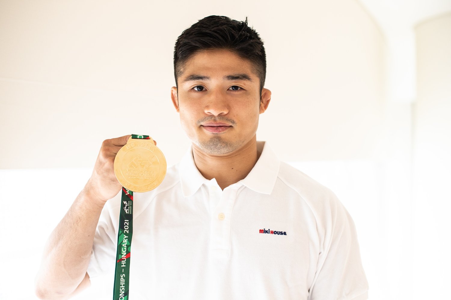 世界選手権の金メダルを掲げて　©Asami Enomoto