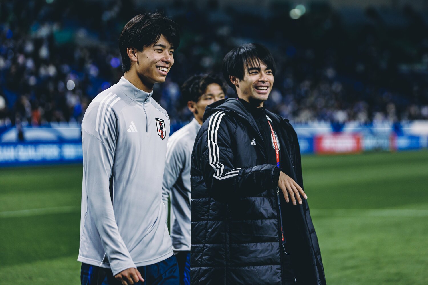 三笘薫と言葉をかわす高井幸大　©︎Kiichi Matsumoto