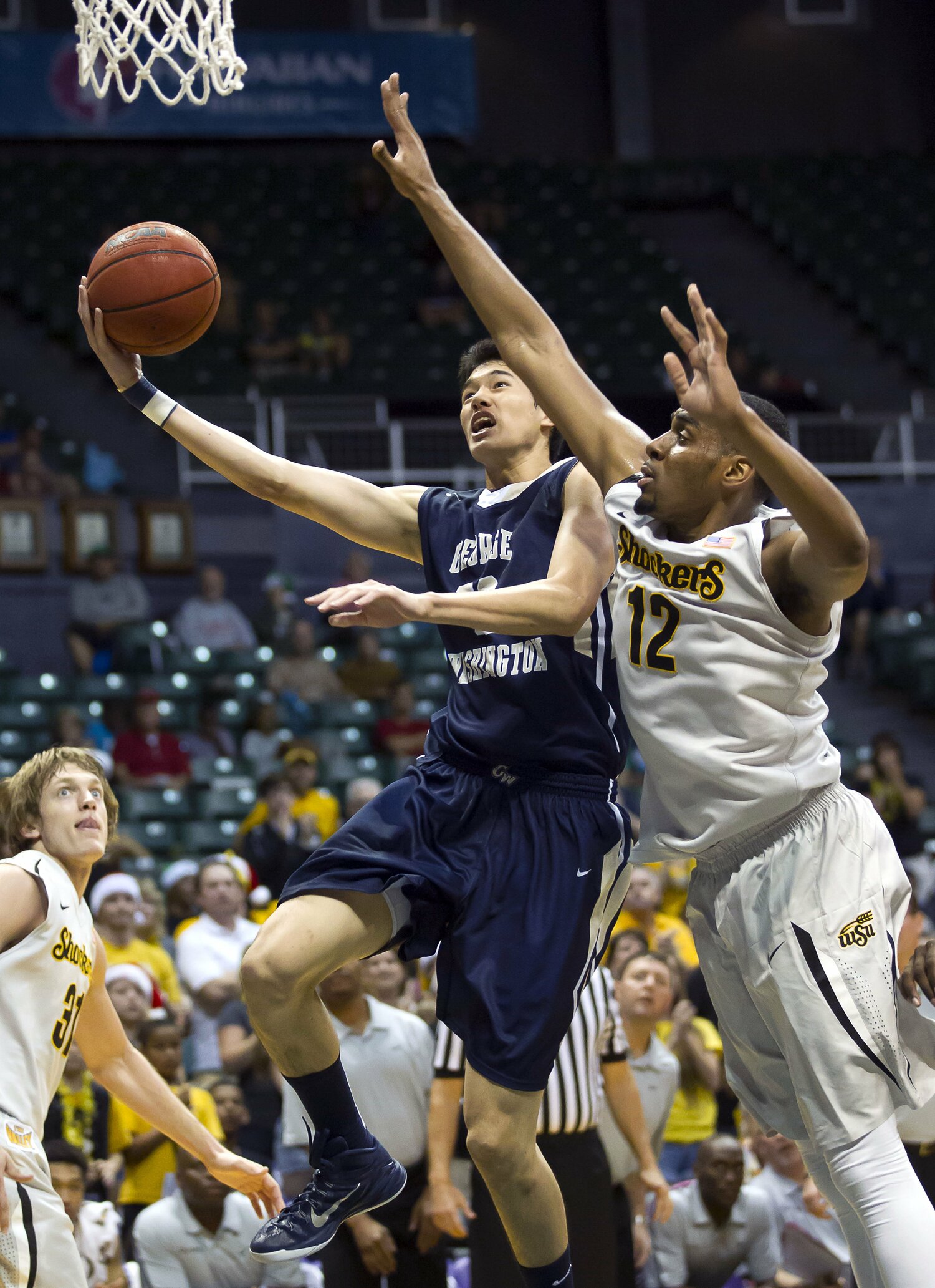 14年12月25日、ウィチタステイト大との一戦でアグレッシブなプレーを見せるジョージワシントン大時代の渡邊雄太　©AP/AFLO