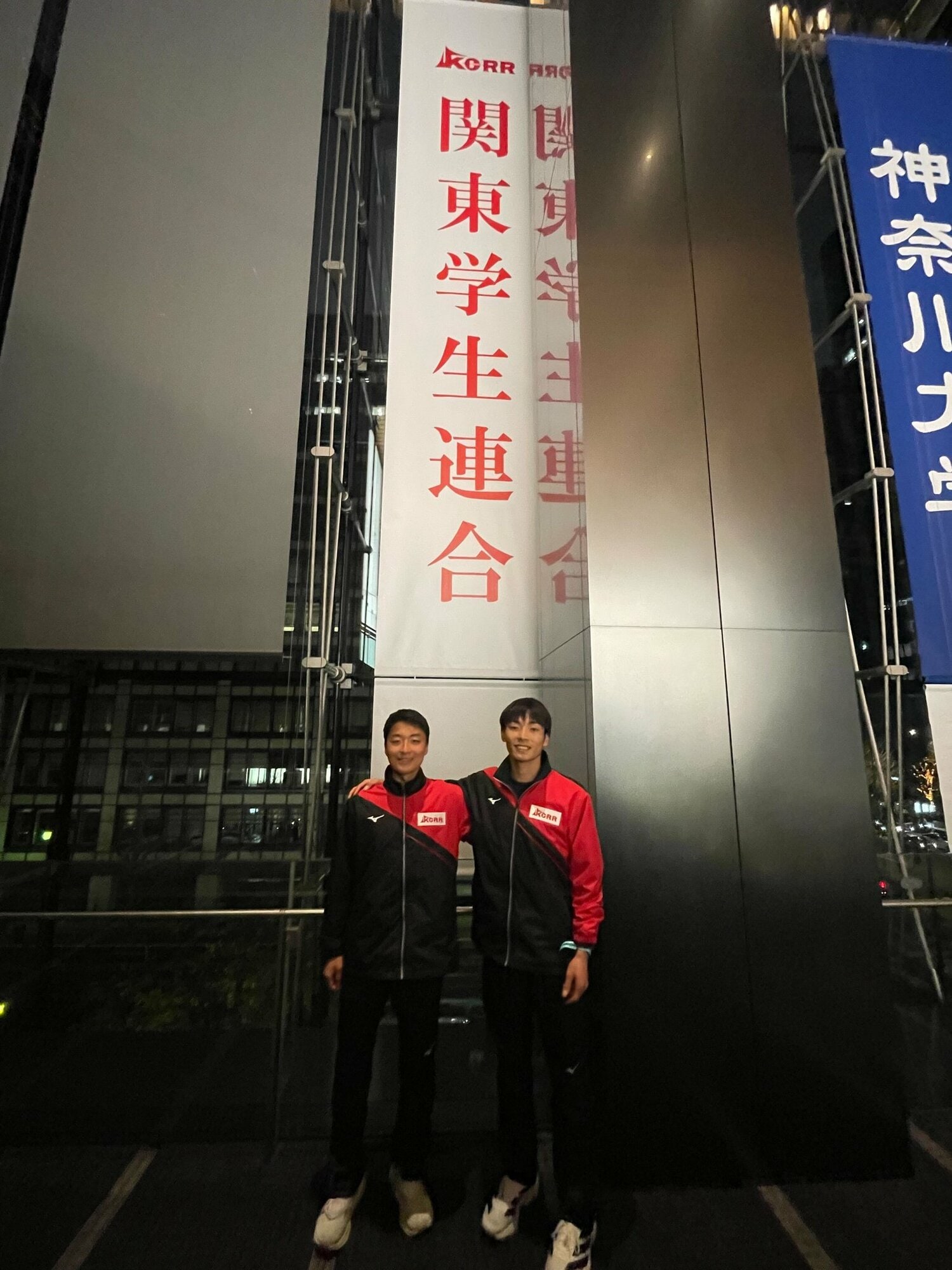 年始の箱根で学連チームとして「赤門リレー」で襷をつないだ8区の秋吉拓真選手（左）と9区の古川大晃選手／秋吉選手のXより