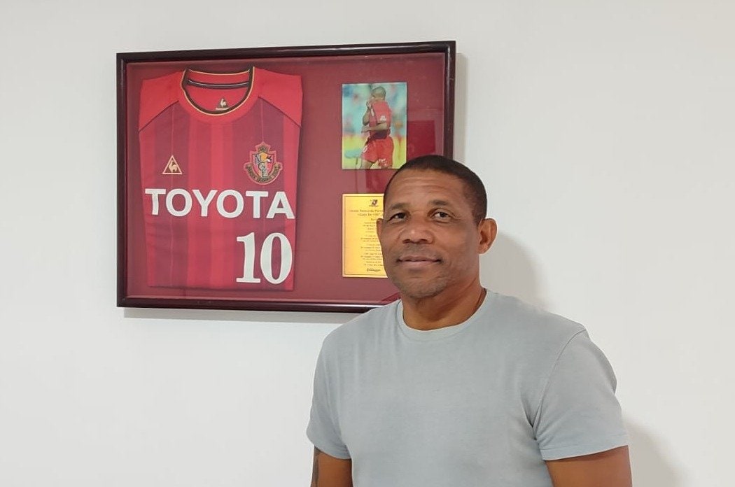 名古屋時代のユニフォームとともに　©Hiroaki Sawada