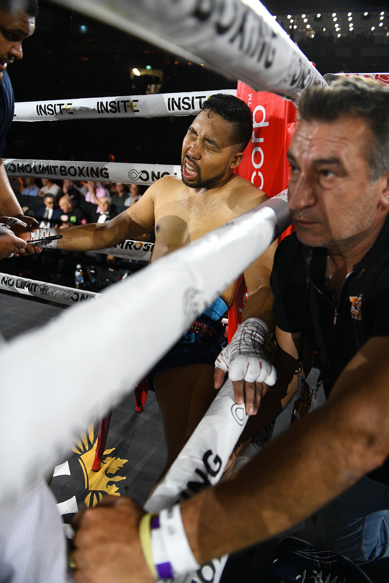 TKO負けを宣告され、コーナーで表情をゆがめる内藤律樹　©Kokou Sekine