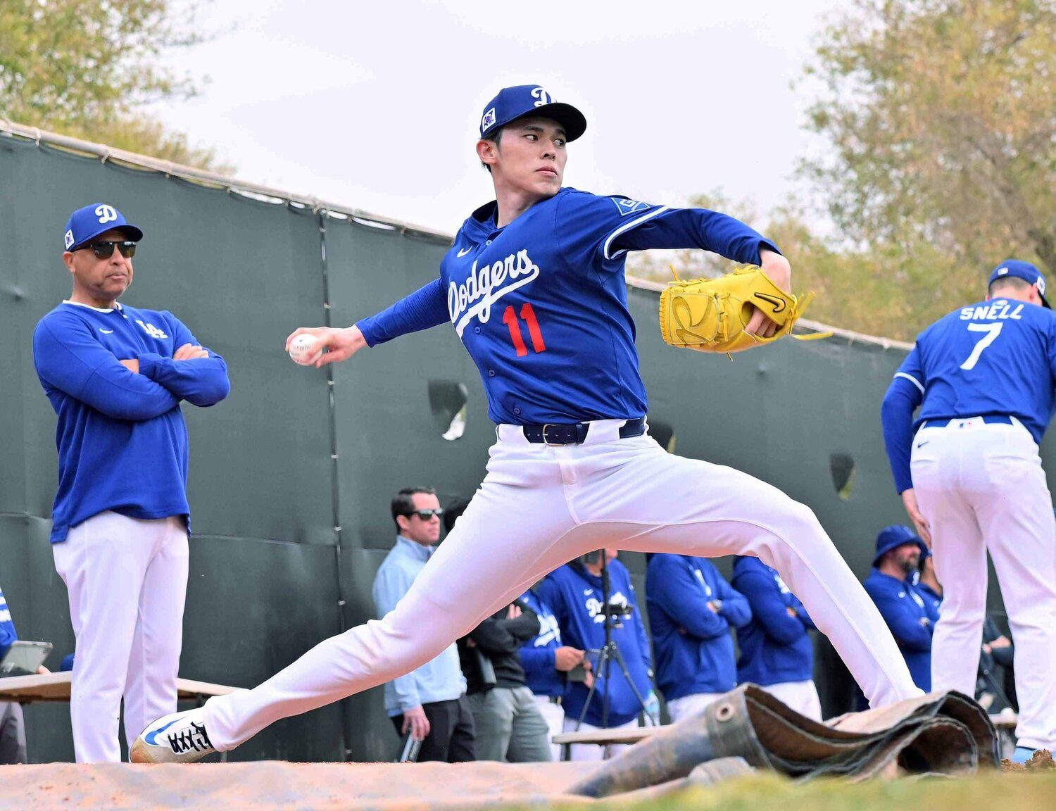 キャンプから佐々木を見守ってきたロバーツ監督。ここまでは「大型新人」を擁護する言葉が多かったが…？　©JIJI PRESS　