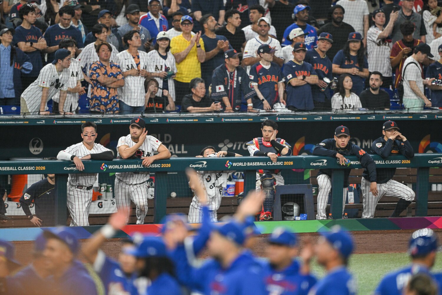 歓喜のベネズエラを見つめる日本代表の選手たち　©Nanae Suzuki