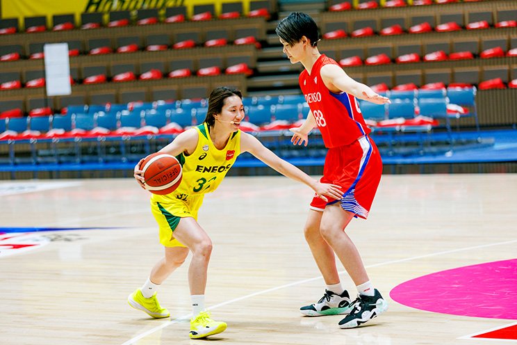 ドリブル編でボールを奪われずに相手を抜く秘訣を実演