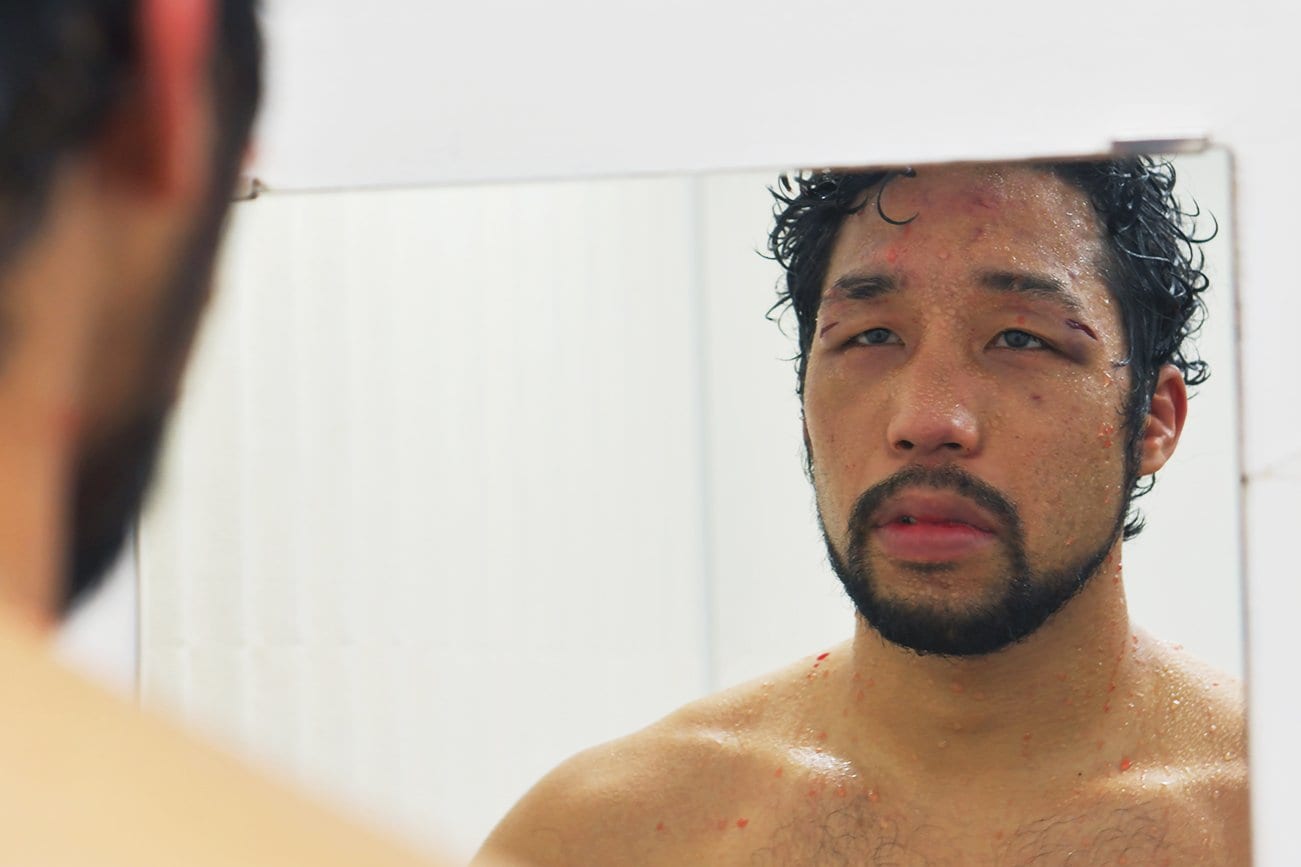 2021年12月、東洋太平洋王座4度目の防衛に失敗。試合後の控室で鏡の中の自分と向き合う　©Kokou Sekine