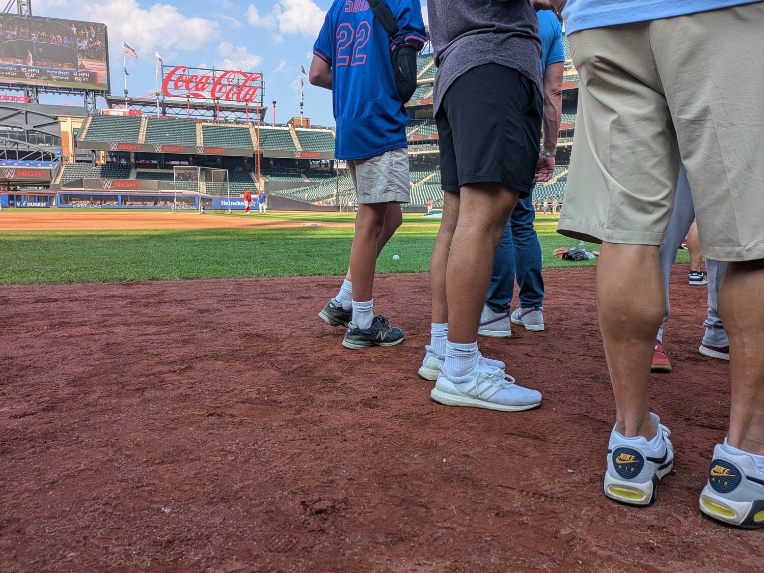 ざっと数えて100人中10人がニューバランスのスニーカーを履いていた ©Shoko Mizutsugi