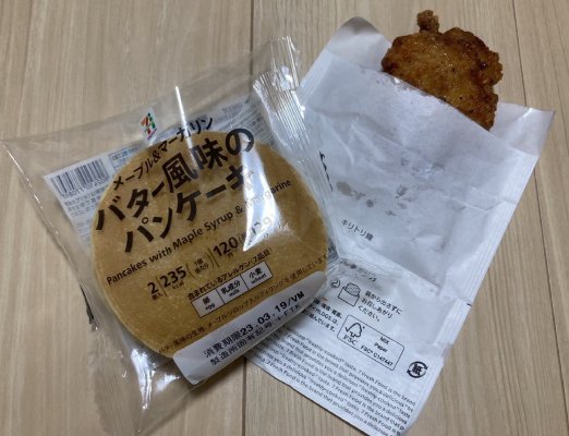 「バター風味のパンケーキ」と「ななチキ」（セブンイレブン）