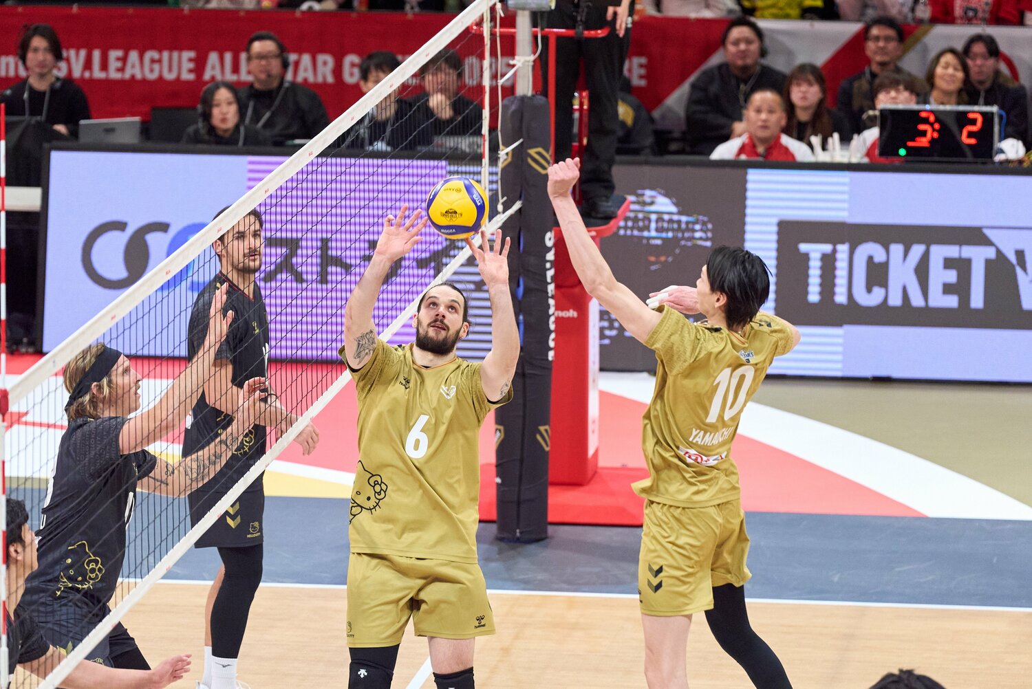 日本代表ミドルブロッカー山内晶大(10番)にトスをあげるブリザール ©︎SV.LEAGUE