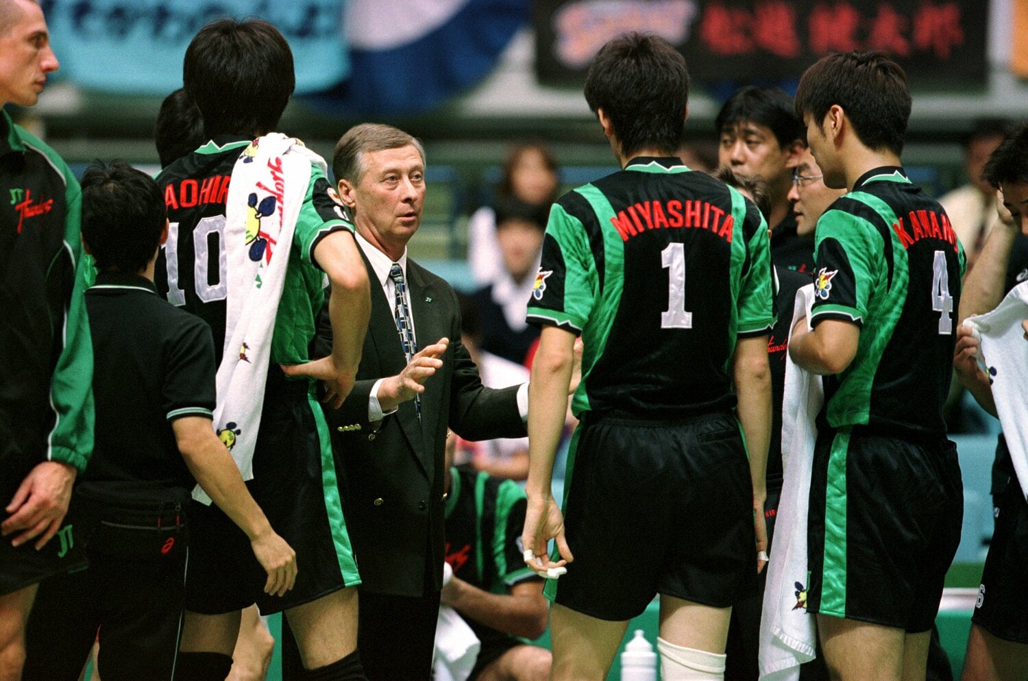 選手たちに言葉を投げかけるパルシン監督（2001年）　©Takao Yamada