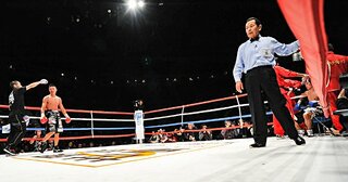 内山高志、TKO勝ち。両目とも腫れ、視界がない三浦隆司が「もう無理」。