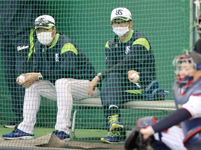 古田敦也に松中信彦…4人の「大物臨時コーチ」をキャンプ地に呼んだのは誰？ 記者仰天の人事の思惑とは＜Number Web＞ photograph by Kyodo News