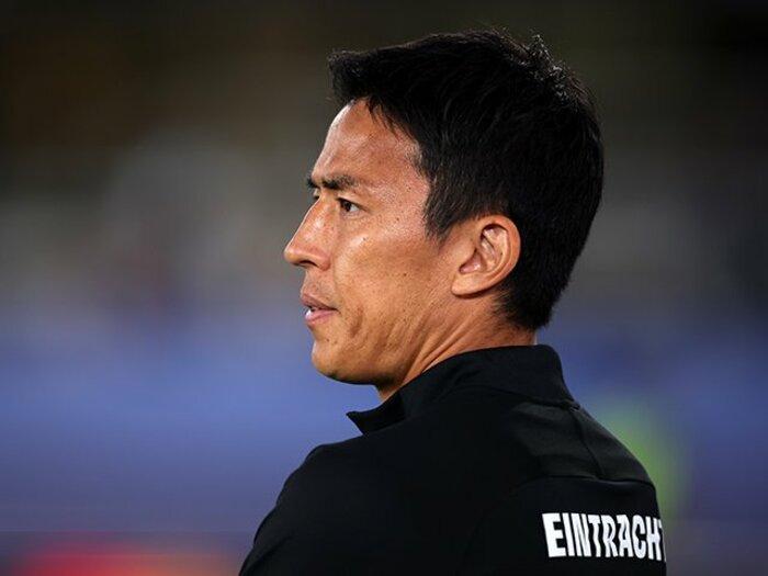 長谷部誠38歳「僕から監督に信頼の念を送る。その結果…」ブンデス16年目でも“スーパーサブ・リベロ”でいられる心の成熟＜Number Web＞ photograph by Alex Grimm/Getty Images