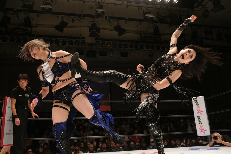 前哨戦で安納の顔面を蹴り飛ばす上谷