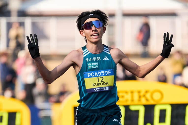 2時間7分3秒の3位でゴールした黒田　©AFLO