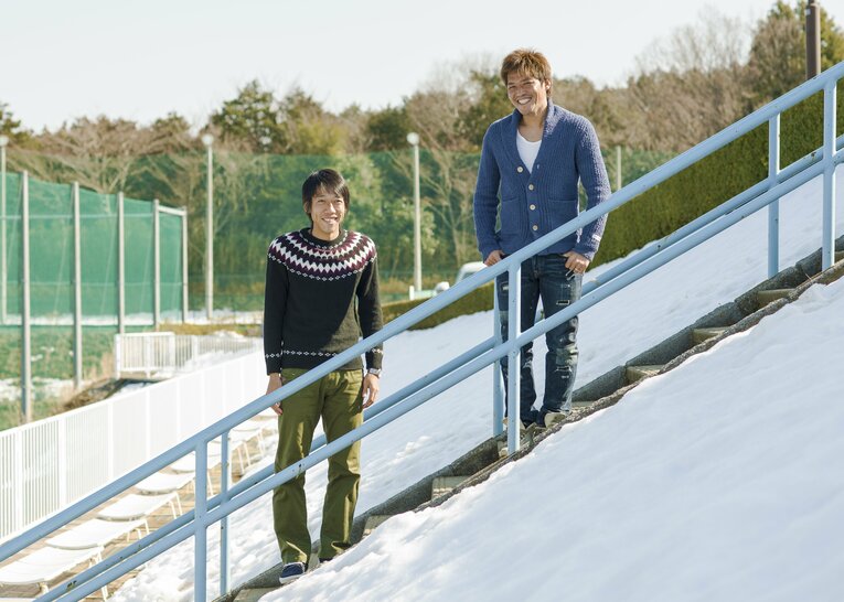 積雪した麻生グラウンドで撮影した中村憲剛との2ショット　©Takuya Sugiyama